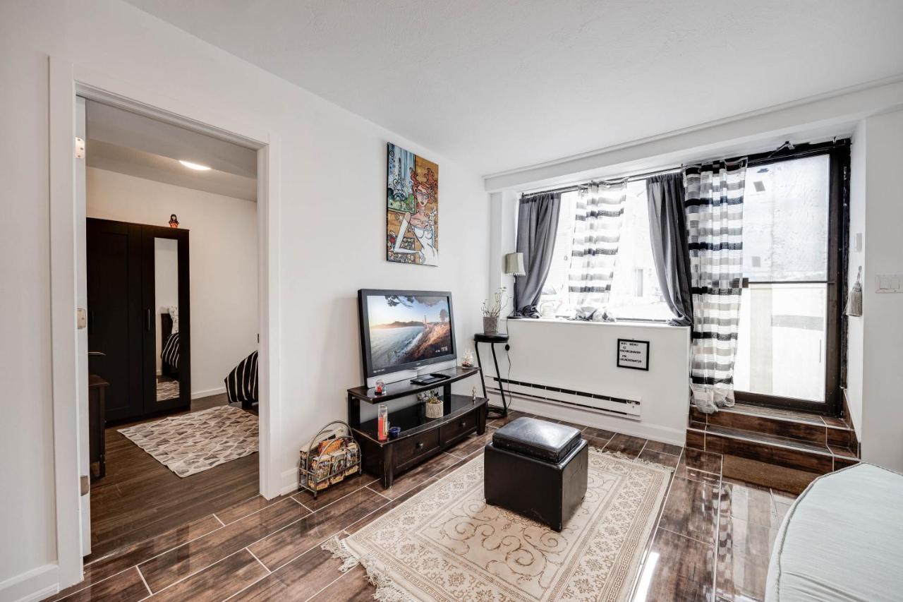 Appartement Bright Parkdale Court - Little Portugal W/ Free Parking à Toronto Extérieur photo