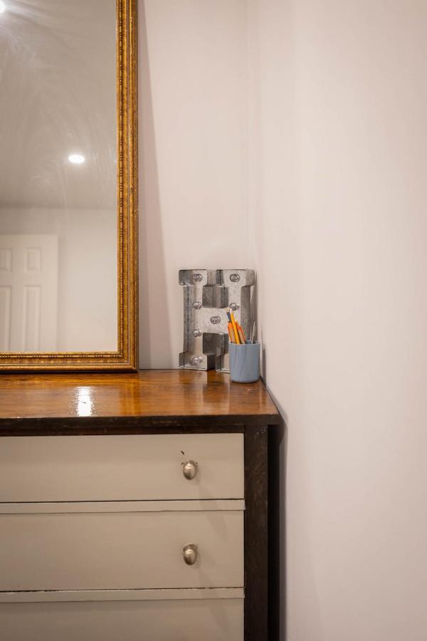 Appartement Bright Parkdale Court - Little Portugal W/ Free Parking à Toronto Extérieur photo