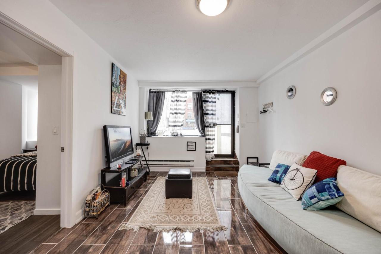 Appartement Bright Parkdale Court - Little Portugal W/ Free Parking à Toronto Extérieur photo