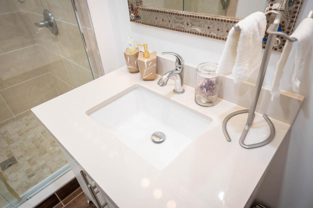 Appartement Bright Parkdale Court - Little Portugal W/ Free Parking à Toronto Extérieur photo