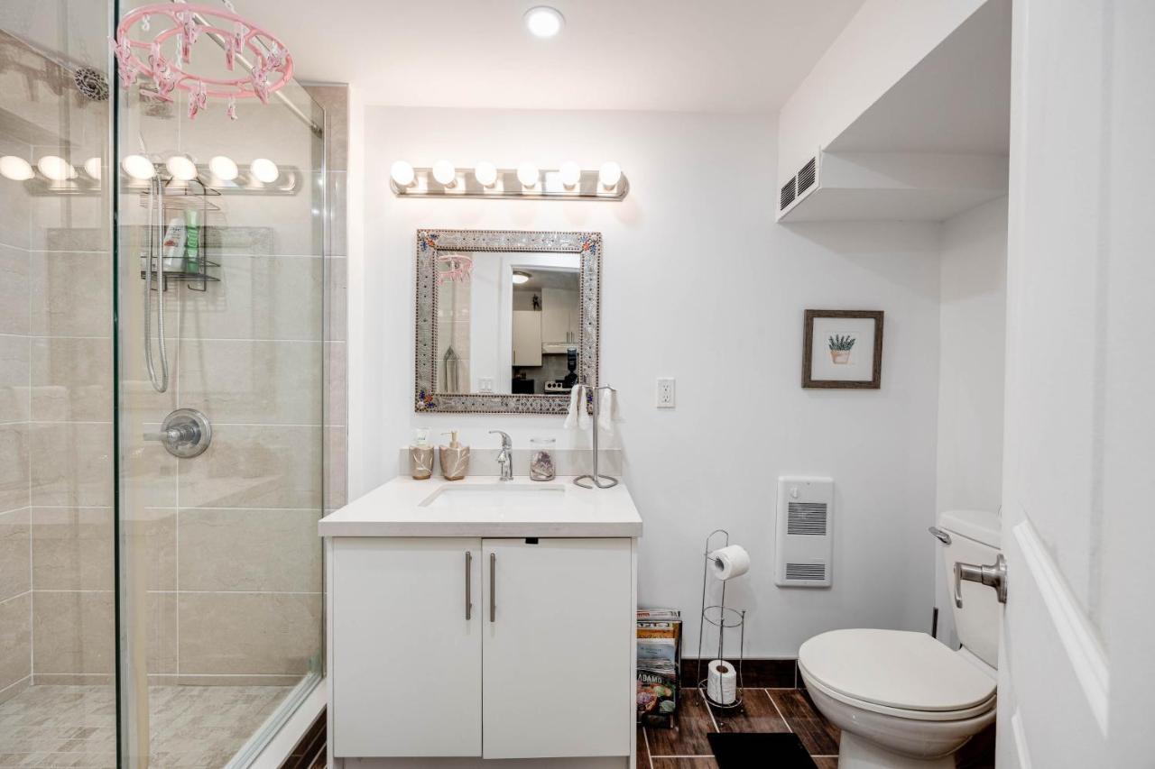 Appartement Bright Parkdale Court - Little Portugal W/ Free Parking à Toronto Extérieur photo