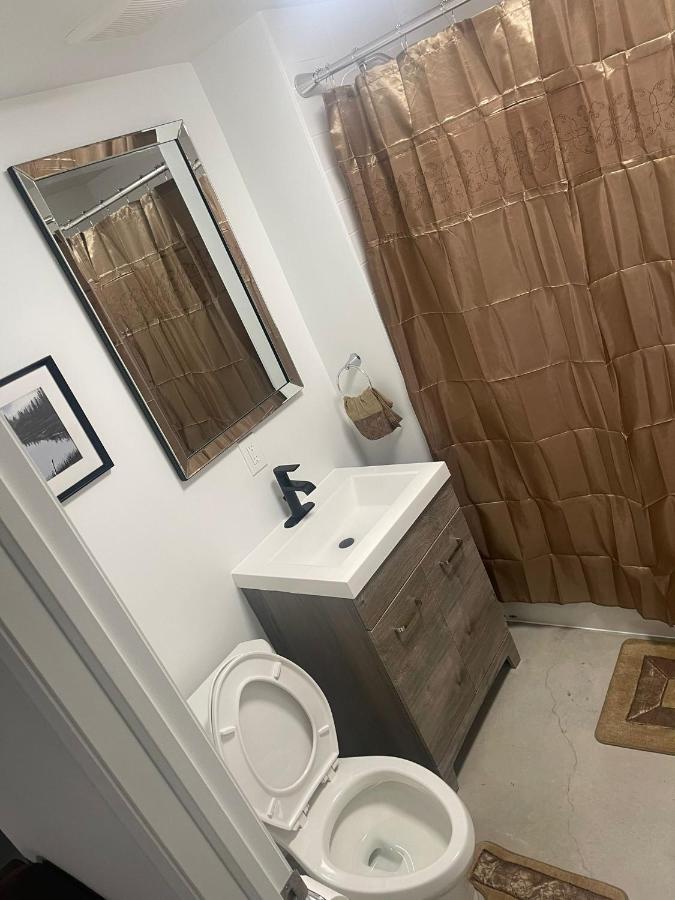 Appartement Bright Parkdale Court - Little Portugal W/ Free Parking à Toronto Extérieur photo