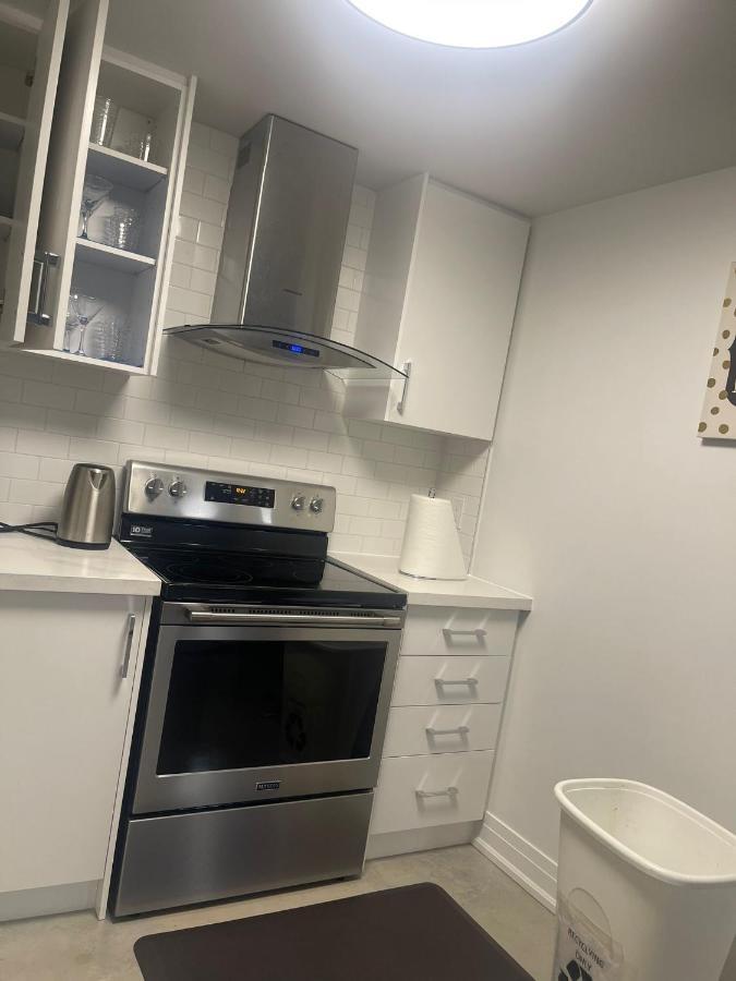 Appartement Bright Parkdale Court - Little Portugal W/ Free Parking à Toronto Extérieur photo