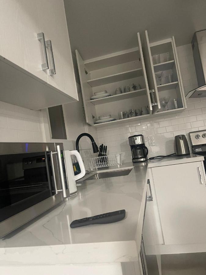 Appartement Bright Parkdale Court - Little Portugal W/ Free Parking à Toronto Extérieur photo