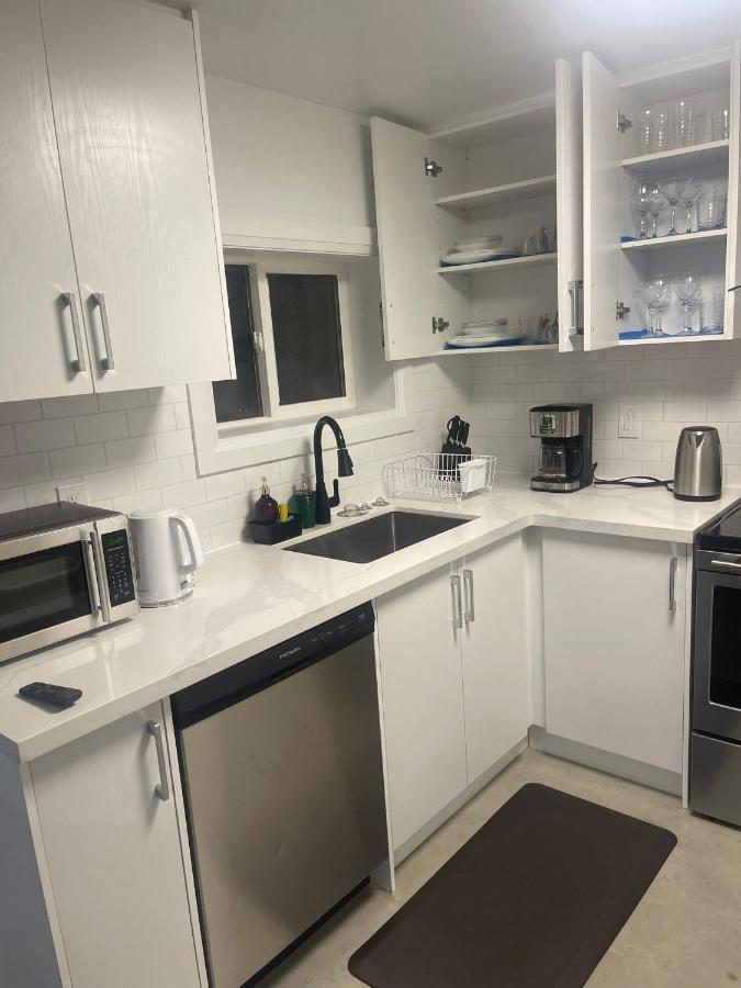 Appartement Bright Parkdale Court - Little Portugal W/ Free Parking à Toronto Extérieur photo
