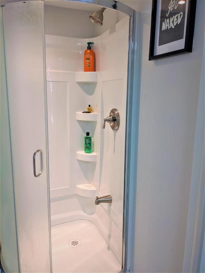 Appartement Bright Parkdale Court - Little Portugal W/ Free Parking à Toronto Extérieur photo