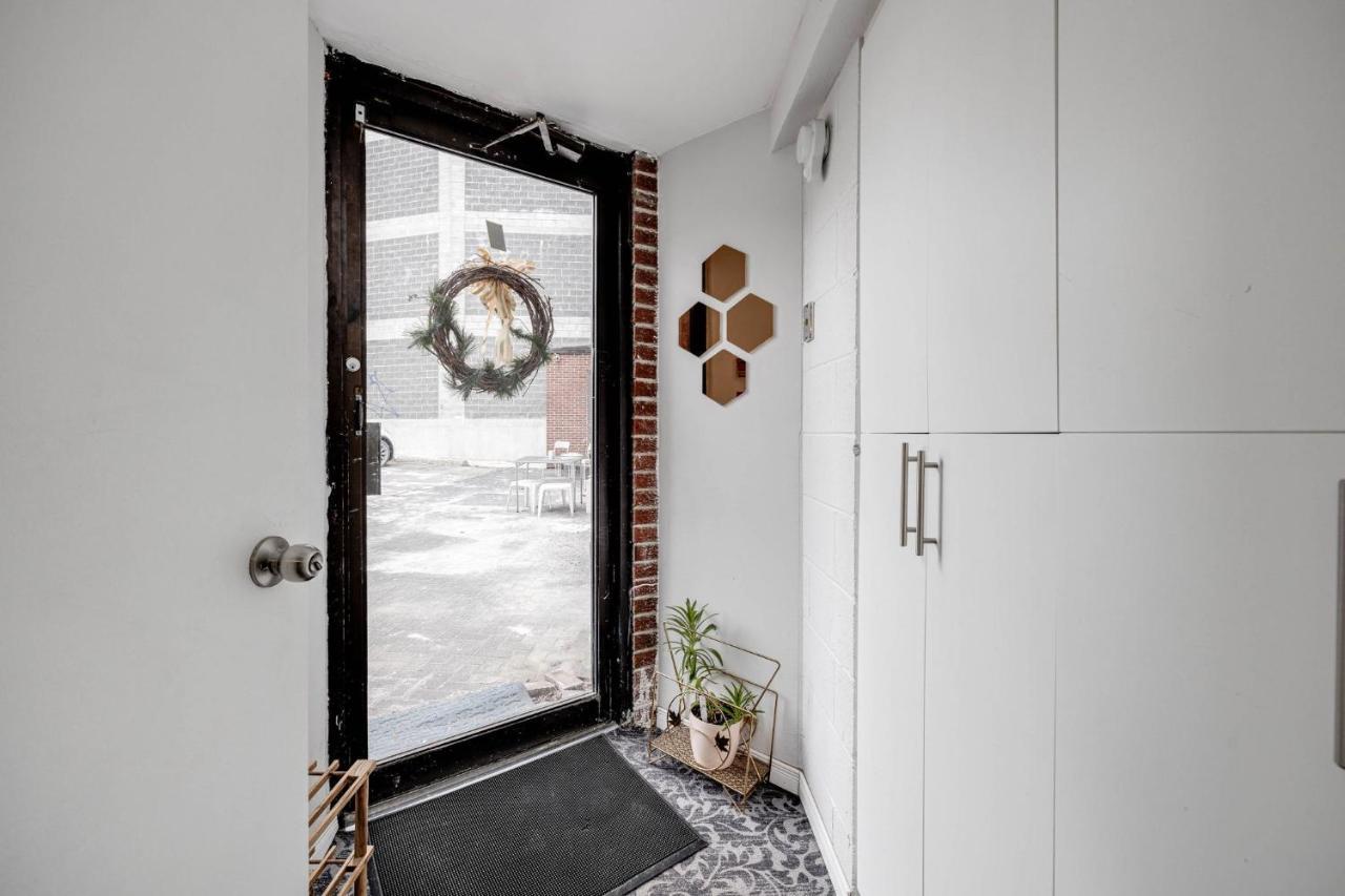 Appartement Bright Parkdale Court - Little Portugal W/ Free Parking à Toronto Extérieur photo